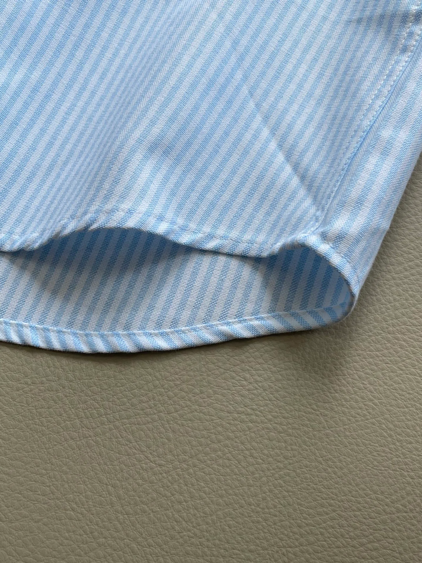 P220 🌸🌸🌸 POLO Ralph Lauren [High Quality] Classic shirt! The classic casual shirt made of pure cotton Oxford cloth has a unique design. It has a simple, clean and classic silhouette design. It is a versatile style that can be switched at will. The fabric feels soft and delicate, highly breathable, and is close to the skin and comfortable to wear. It can be worn alone as an inner layer. Its versatile performance is beyond your imagination! The upper body of the ready-to-wear is simple and classic yet elegant! Size:M-XXL